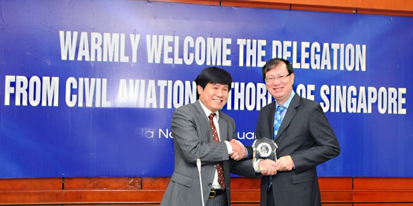 Chủ tịch Đinh Việt Thắng tiếp ông Kevin Shum Cục trưởng Cục Hàng không Singapore